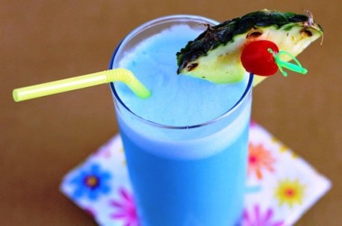 19. Голубой Гаваец (Blue Hawaiian)

Голубой Гаваец является очень популярным отпускным напитком. Он делается из ликёра «Crème de Coconut», голубого Кюрасао, ананасового сока и белого рома. Наполните стакан хайбол льдом и вылейте его, когда вы будете готовы залить ингредиенты в стакан. Смешайте все ингредиенты и дробленый лёд в блендере и интенсивно перемешайте их до получения однородной массы. Затем, залейте напиток в охлажденный бокал и украсьте долькой ананаса и коктейльной вишней.
