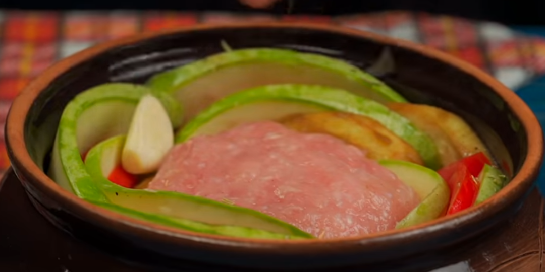 Аппетитные овощи с котлетой в горшочке