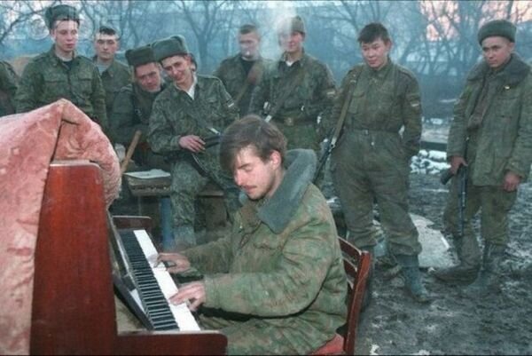 Источник: https://pikabu.ru/story/kazhetsya_pianino_mozhno_nayti_v_lyuboy_voyne_5190864