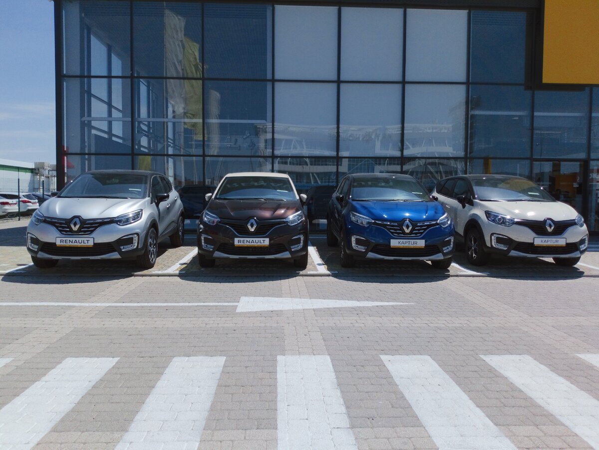 "Месье-лягушата" выстроились в линию: новый, старый, новый, старый Renault Kaptur