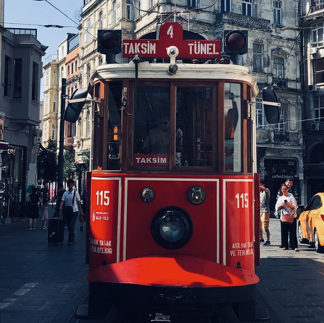 Трамвайчик с площади Таксим, Стамбул. Турция. Фотокарточка из личного архива.