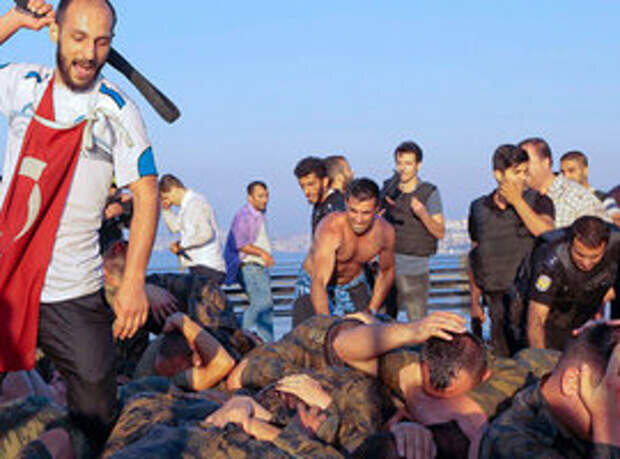 Шпаки с удовольствием забивают пленных. Надо было оставлять по последнему патрону - себе. Знали же, с кем дело иметь...  