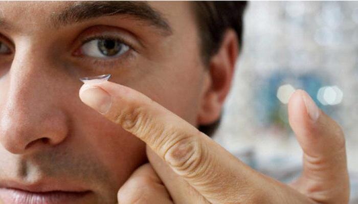 Сами по себе контактные линзы не вызывают инфекционных заболеваний! Воспаление могут вызвать патогенные микробы, занесенные в глаз с грязных рук. Только недостаток гигиены или неправильное обращение с контактными линзами могут привести к подобным проблемам. Если вы будете следовать инструкциям офтальмолога по уходу за линзами и не забывать гигиене, вы сможете наслаждаться комфортом и преимуществами ношения линз без каких-либо неудобств и осложнений.