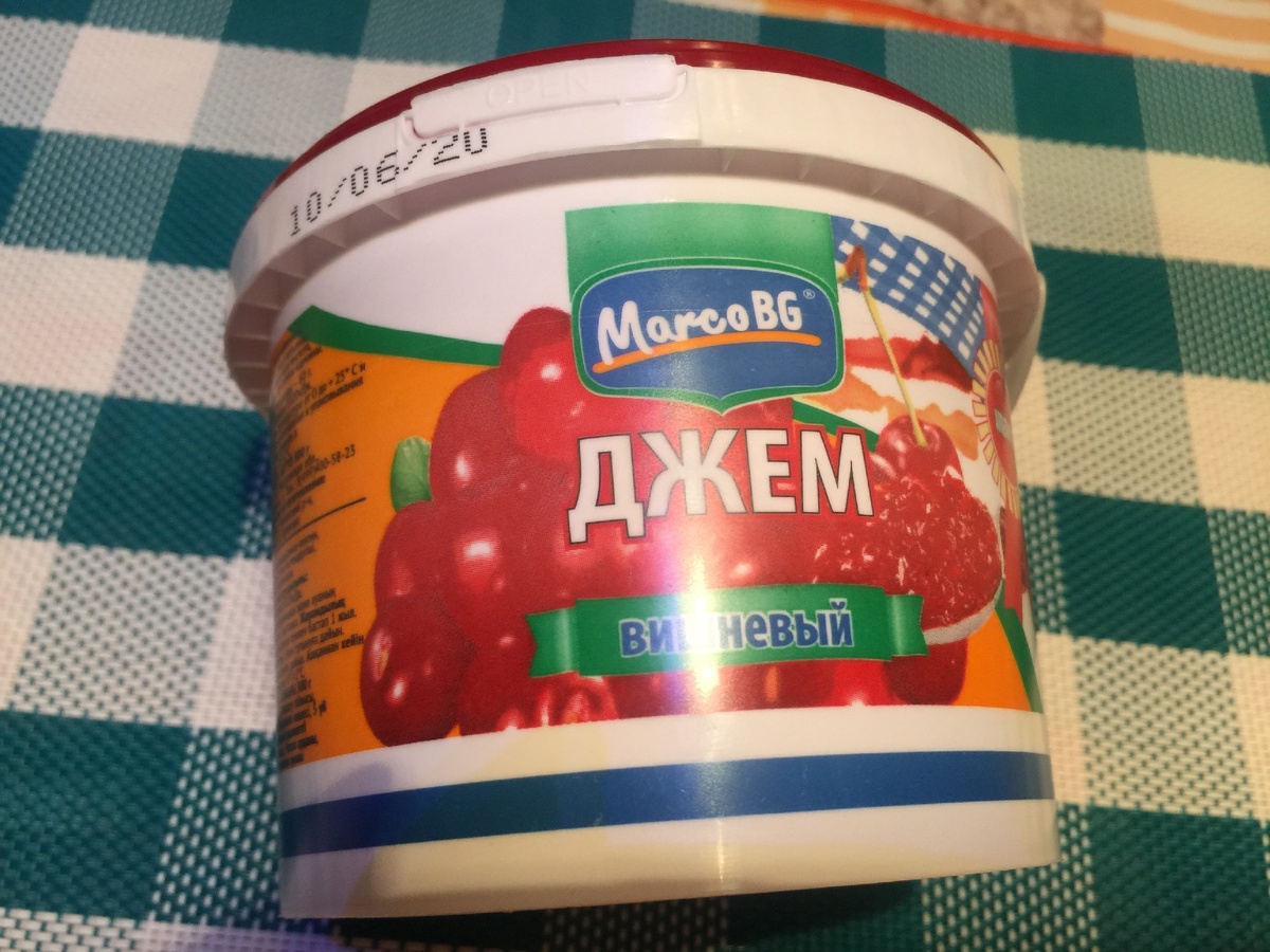 Джем на столе.