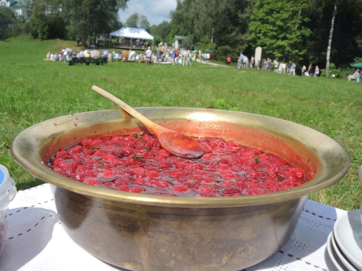 В тазу  сварена малина.  Погода отличная. Поэтический день в разгаре.