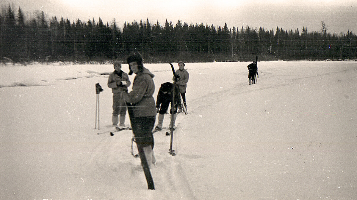 Перевал Дятлова. Туристы из группы Игоря Дятлова очищают лыжи от налипшего снега.
