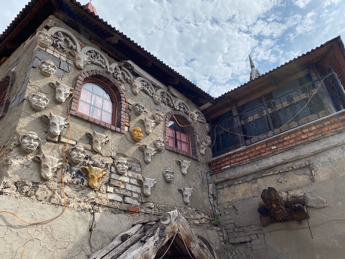 Стены украшены интересной лепниной