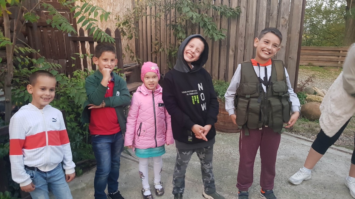 НЕ УЧУ УВАЖАТЬ СТАРШИХ 