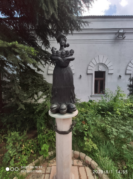 "Одесса-мама" стоит на трёх китах: медицине, искусстве и торговле, держа на руках  своих детей - основателей города: Дерибаса, Деволана, Ланжерона, Решелье и Воронцова. Скульптор - Александр Князик. Открыт 1 апреля 2000 года. Фото автора