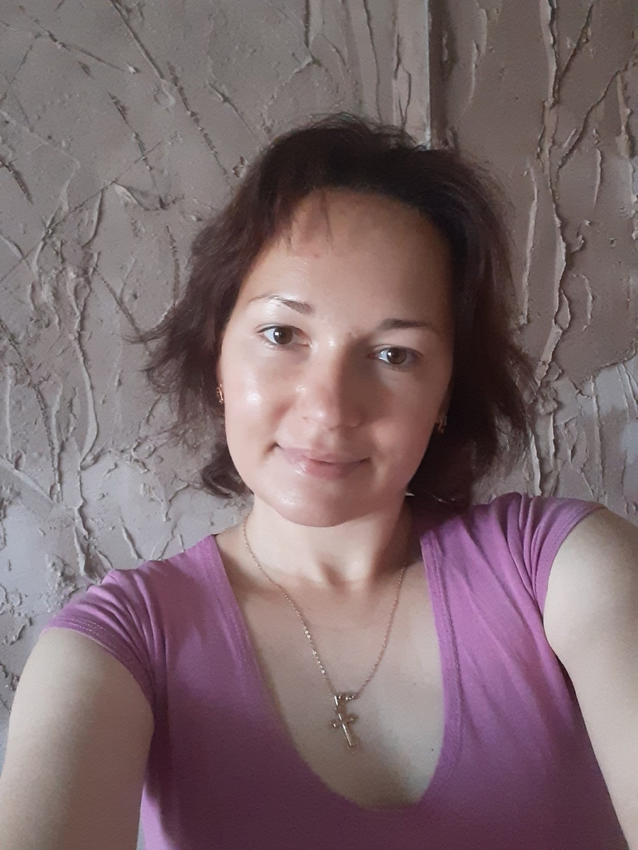 Это я на фоне первого слоя штукатурки. Умылась, конечно же, нужно будет показать, как мы реально выглядим, штукатуря стены)))