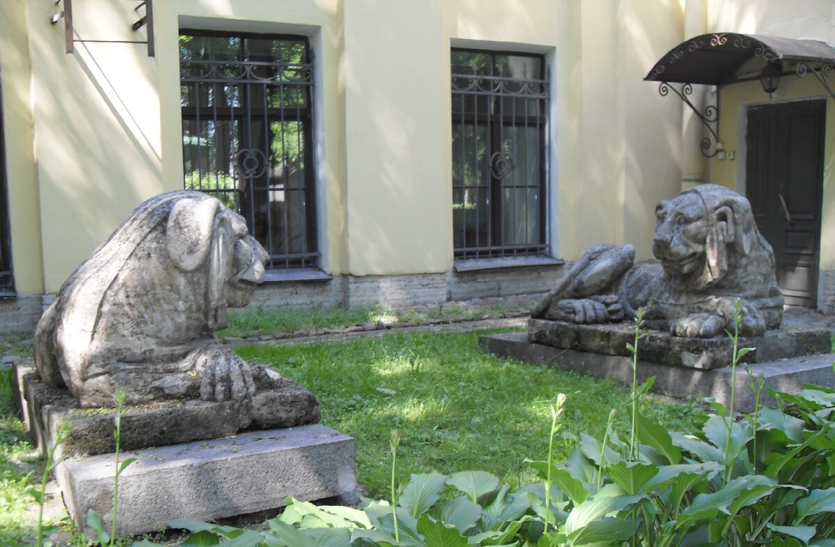 Львы, как загадочные сфинксы. Будто беседуют о том великом наследии тех, чей покой они охраняют