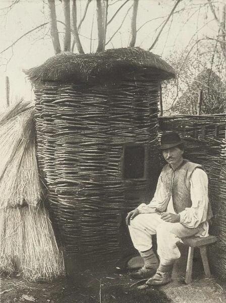 Белорусский крестьянин около своего жилища из прутьев Неизвестный автор, 1930-е, Белорусская ССР, МАММ/МДФ.