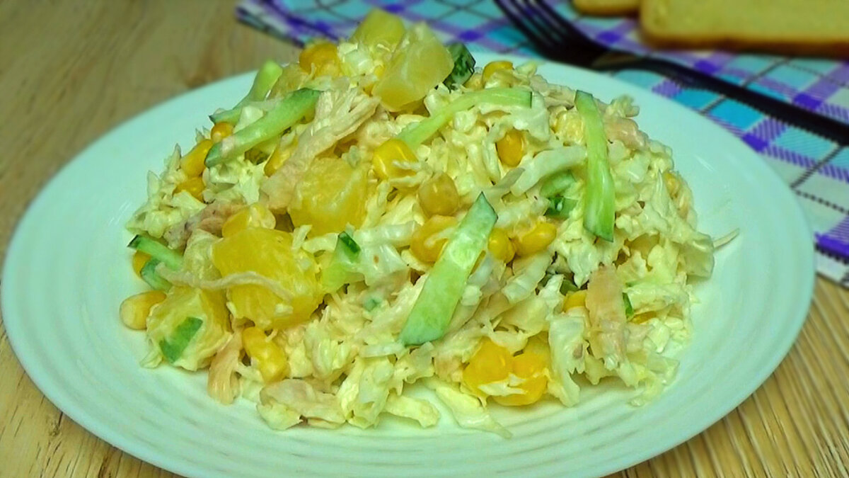 курица и  ананас отлично сочетаются между собой в различных блюдах (особенно вкусное сочетание  получается в салатах с майонезом)