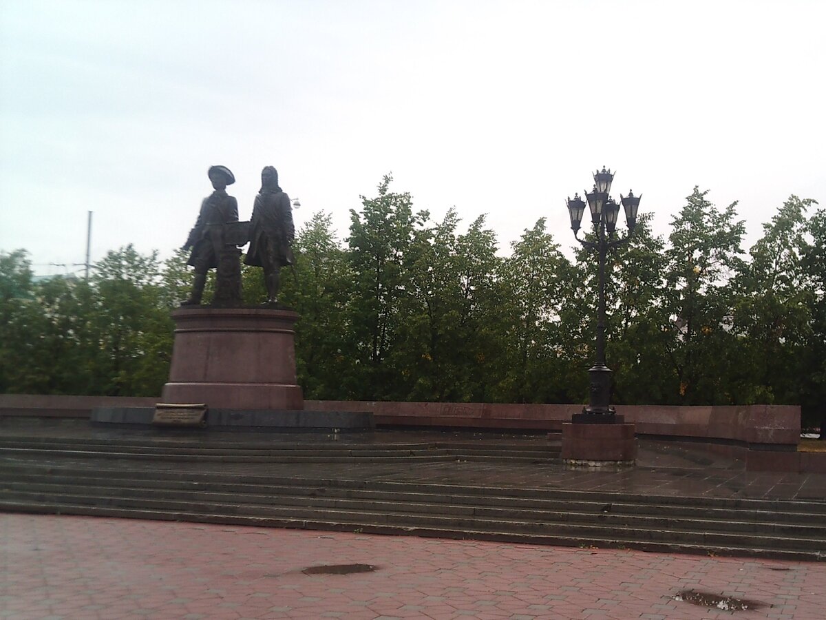 Екатеринбург. Памятник Татищеву и де Геннину.