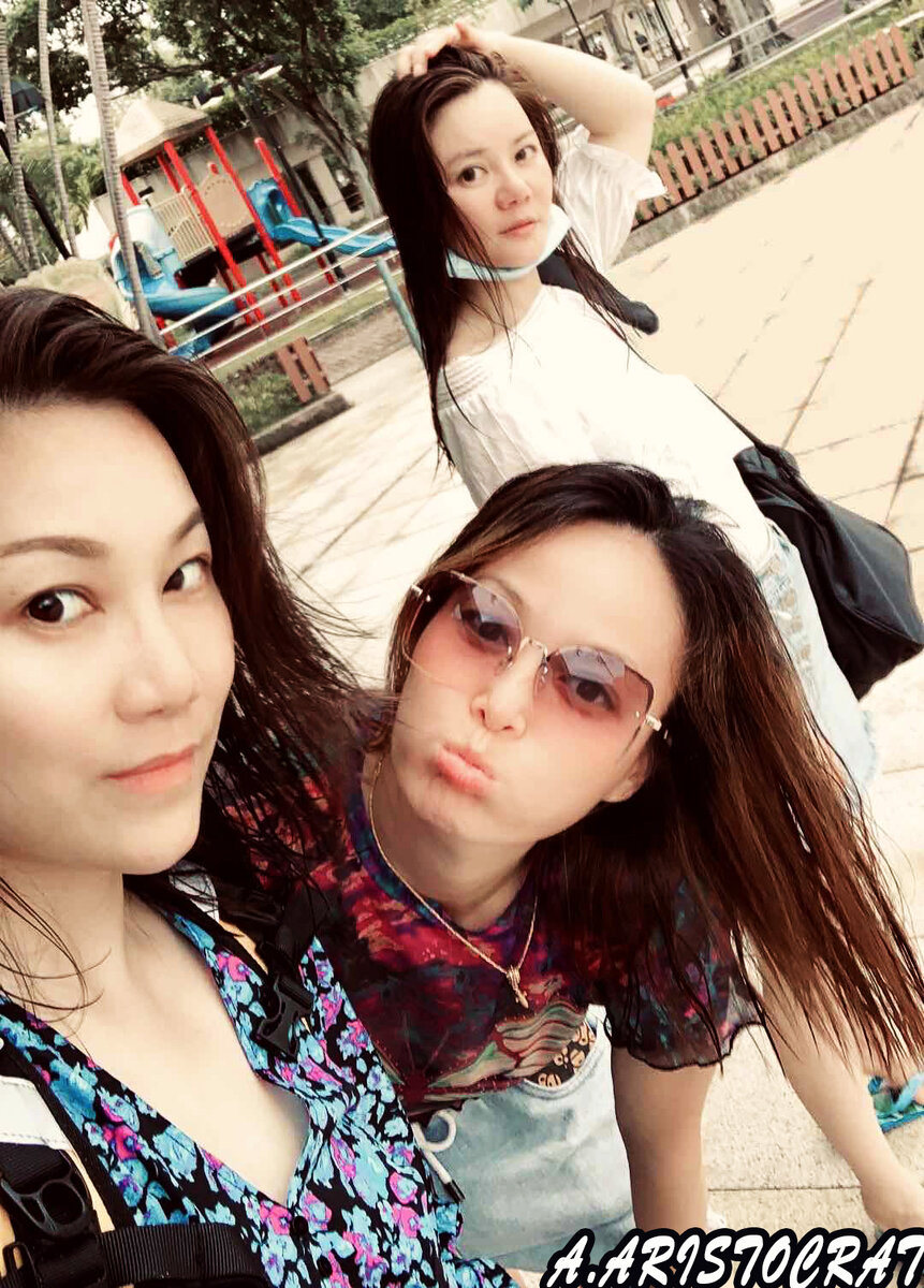 Китаянки смотрят на иностранца настороженно 