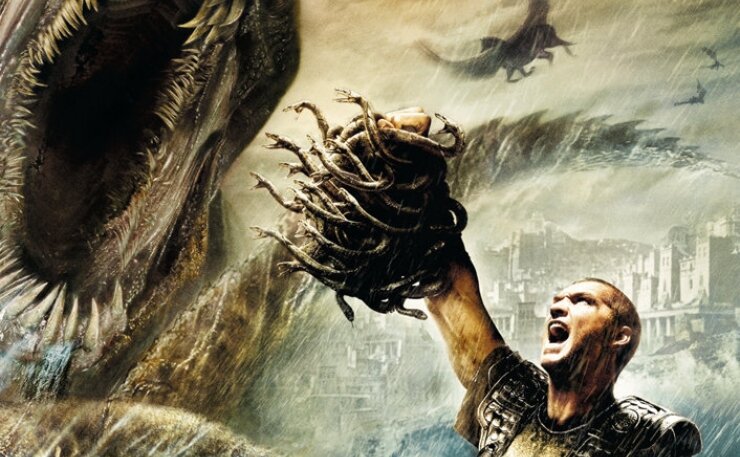 Персей, рожденный смертным и воспитанный в семье людей, хотя его отец сам бог Зевс, решается на рискованное путешествие с целью помешать Аиду захватить власть Зевса и выпустить демонов из своего подземного царства. 