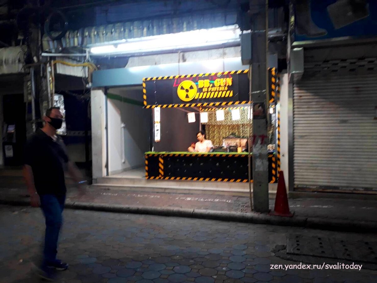 На фото в упомянутом издании этот чувак сидит в маске :)))