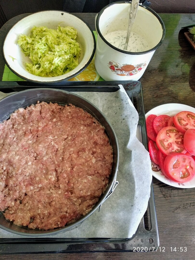 Фарш выложить на пергамент в разъемную форму для выпечки