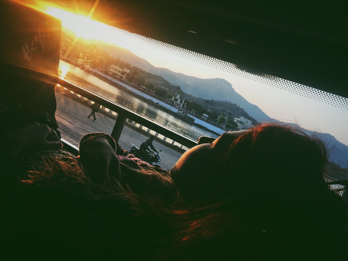 Встречаю закат в слипер басе по пути из Удайпура в Мумбаи.