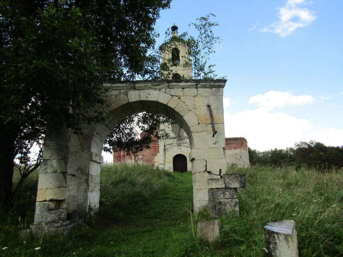 Вход говорит о запустении