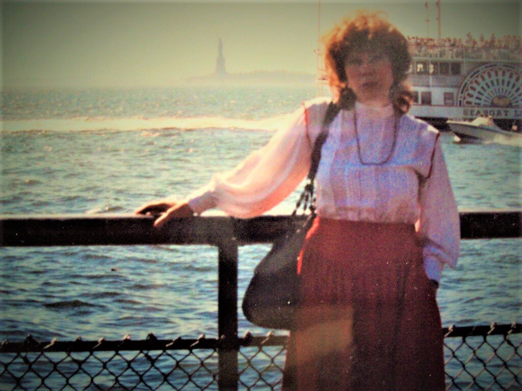 В  1990  году   к Нью-Йорке.    Вдали     видна статуя    Свободы.         Фото мое