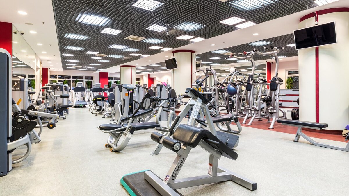 Потолочный вентилятор в спортивном зале