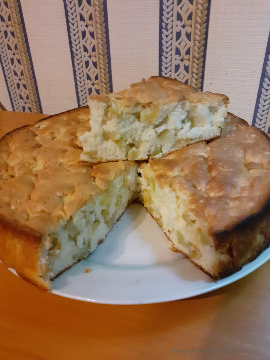 Не удержалась, порезала пирог ещё горячим!:)