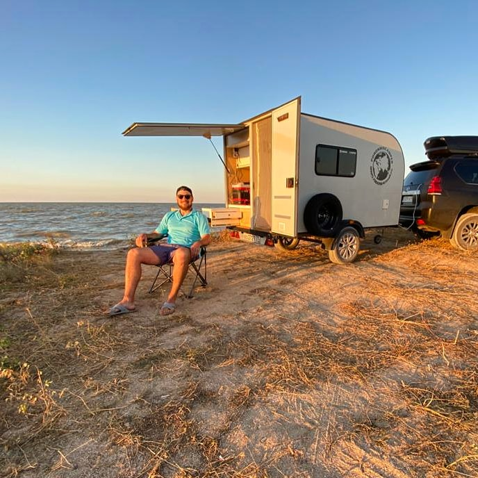 На фоне Азовского моря