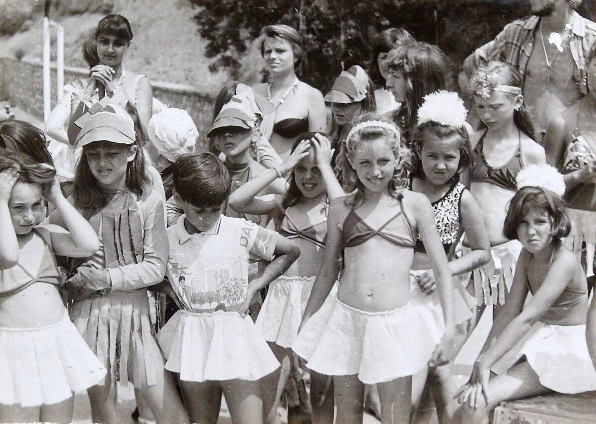 Участницы праздничного мероприятия на ласпинском пляже.