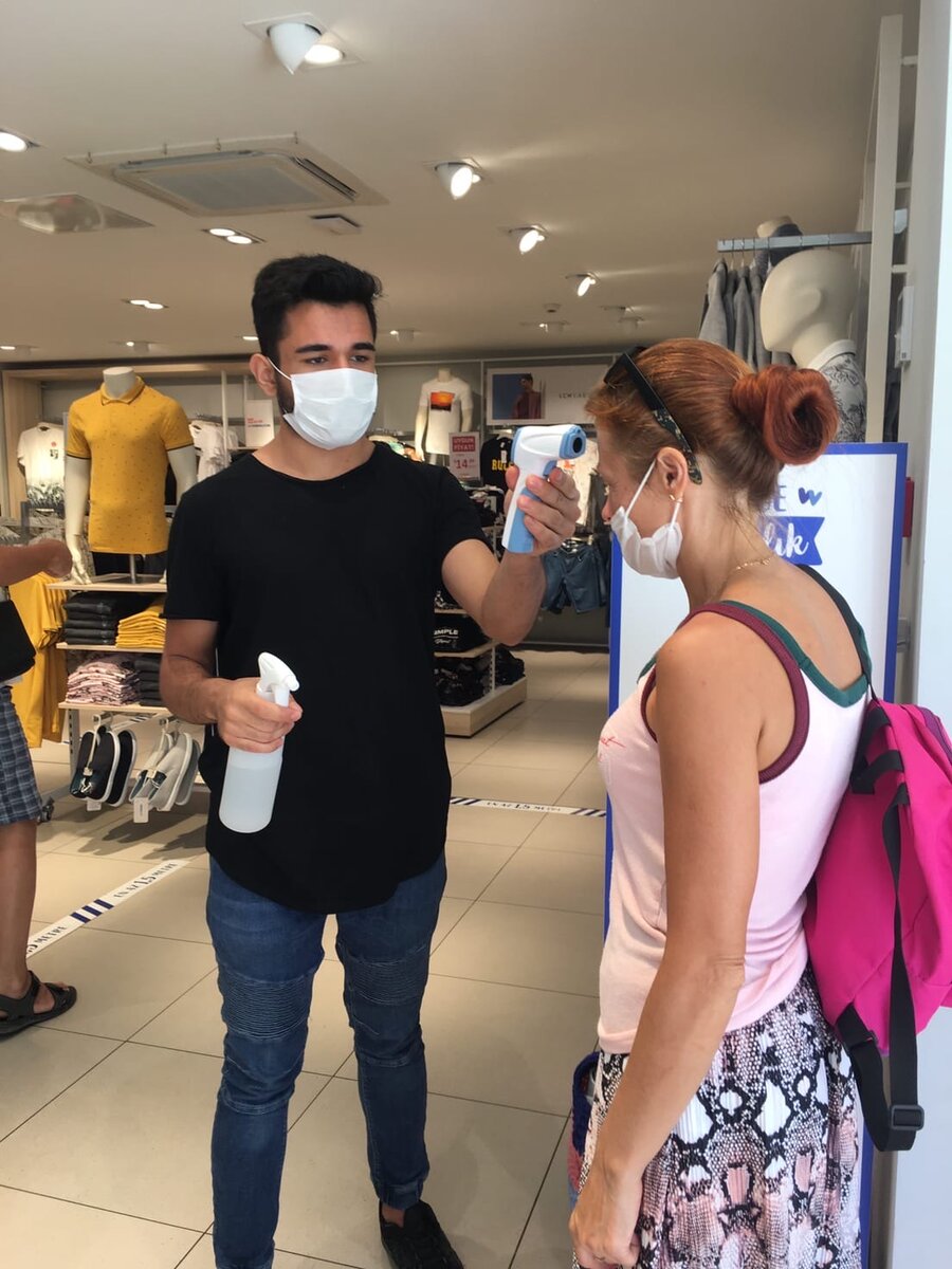 Перед входом в торговые центры и рестораны вас встретят с измерителем температуры и дезинфектором.