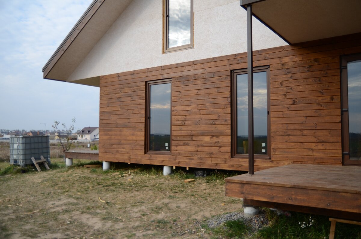   Все чаще можно увидеть проекты частных жилых домов, фасад которых частично или полностью облицован деревянными рейками, закрепленными с небольшим зазором относительно друг друга.-3