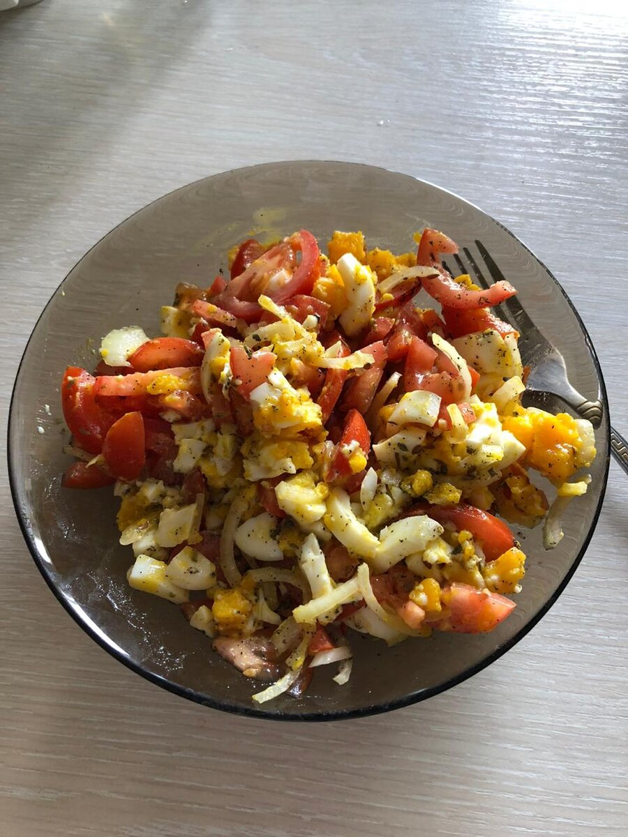 Помидор, лук, семечки льна, яйца сваренные в полукрутую, перец, соль, итальянские травы, оливковое масло ! Порции большие ! Так как чувство голода я не переношу (