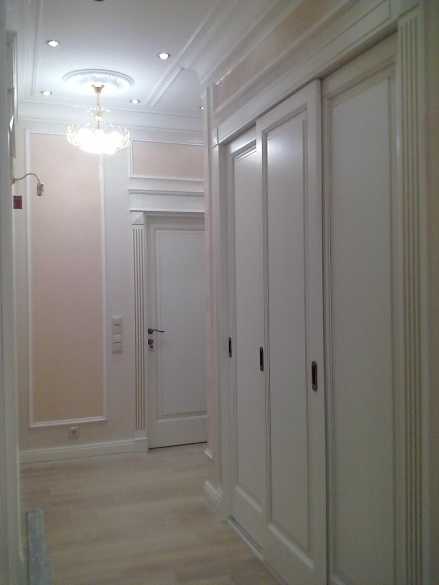 В галерее - белые прихожие из массива