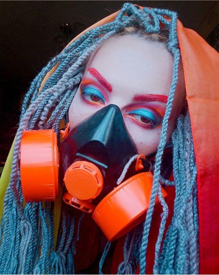 Не у всех есть возможность приобрести кучу цветных тушей для бровей и ресниц. Но зато у каждого рядом с домом есть аптека) В аптеке есть Вазелин. Он стоит копейки и отлично смешивается с пигментами разных цветов. Минус - нельзя прикасаться ничем к месту что вы накрасили чудо "смесью", так как вазелин не застывает. 