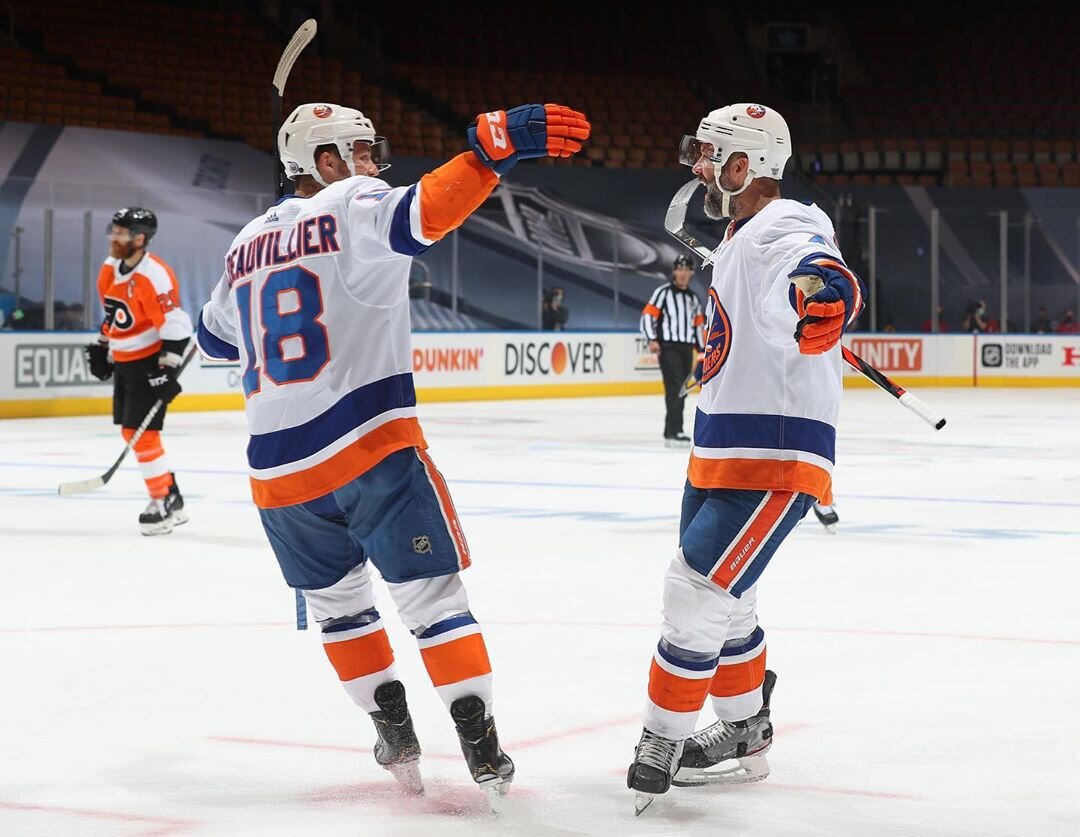 Энди Грин (справа) празднует заброшенную шайбу.