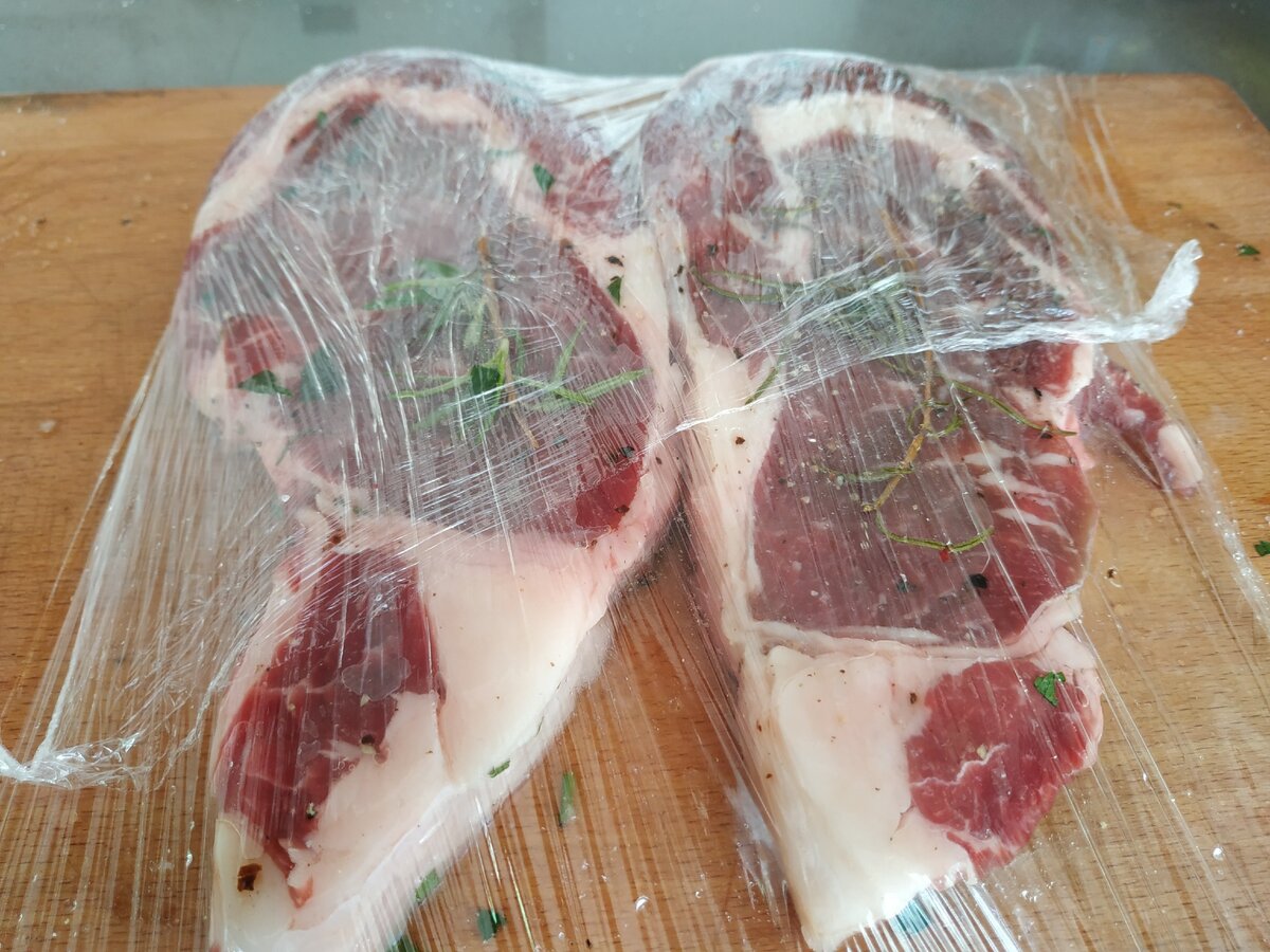 Два стейка,соль,перец и розмарин с моего огорода на заборе.