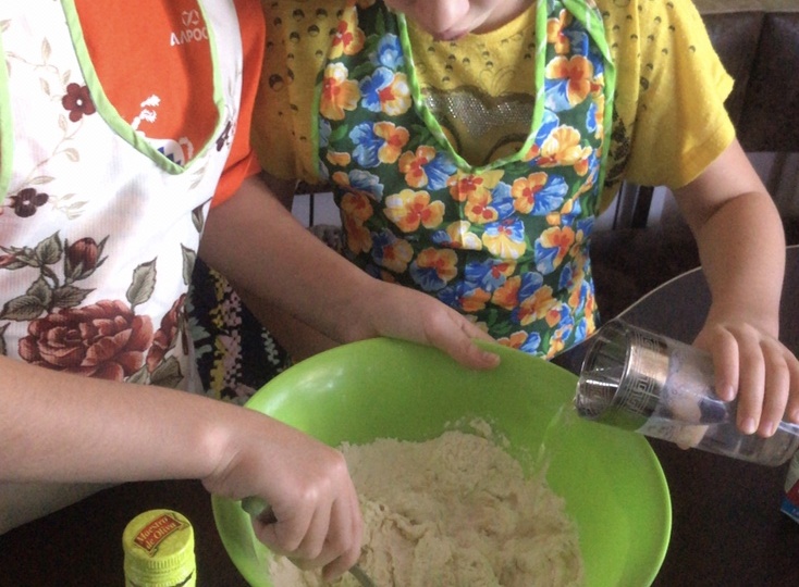 Научить ребенка готовить еду - это родительский долг!