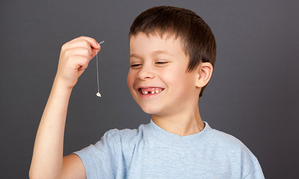 Как проходит удаление молочного зуба у ребенка. Фото: dentconsult.ru