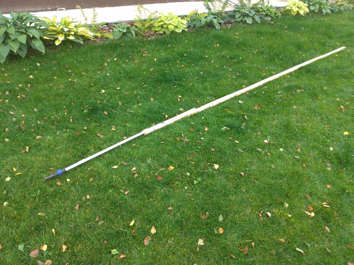 Шест для чистки желоба водостока.