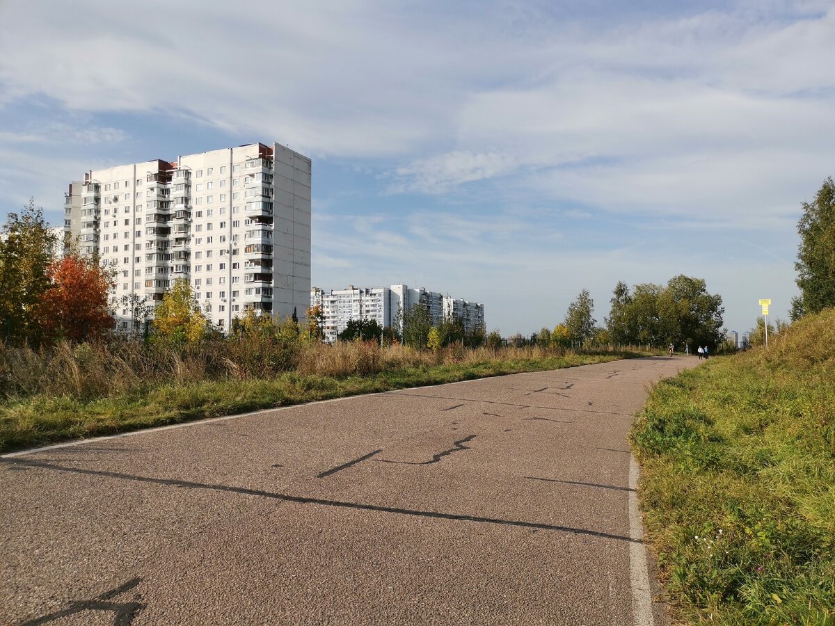 Днем, в хорошую погоду, велотрасса пустой не бывает (фото автора).