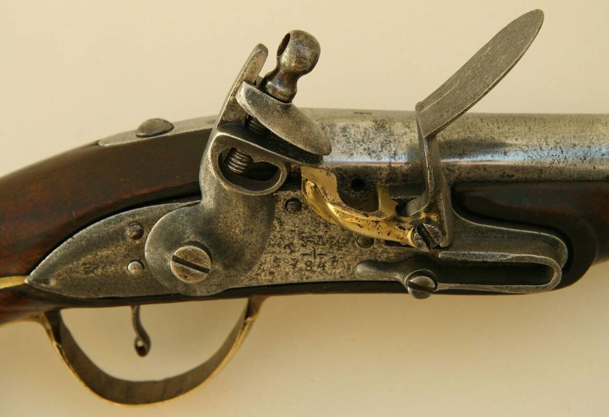 Я малый крутой. И это не хвастовство. У нас вся семья такая. Детство у меня было таким лютым, что под конец аж скучно стало. Семейная история — чистый ад. Жара, огонь, нервы, душевный разлад и всякое такое. Но это говорю было так привычно, что я внимания не обращал. А потом что-то случилось. Вроде был удар грома и Голос сказал мне «Иди», а может «Катись». Ну в общем то, точно не помню, потому как я тогда как личность спал и осознал себя сильно позднее когда уже один остался. Вышибли меня значит от семейного очага. Ну я далеко не ушел, бочков на триста откатился и принялся заниматься саморазвитием. Ну чем ещё заниматься в одиночестве? Правильно - наращивать мудрость. Вот я и начал. Потому сейчас с вами  разговариваю, а не молчу как рыба об лёд.  Так. Про что я вам рассказать-то хотел? А, про взаимодействие с органическими формами жизни. Хорошо. Слушайте.
Первыми условно разумными была семейная группа рептилоидов, которые приземлили свой ржавый пепелац не далеко от меня. Но я их не зря условно-разумными зову, вы то уж наверное знаете, что не уровень техники делает разумного разумным. Добро бы они там на вынужденную сели или ещё чего. Нет! Эти твари решили устроить пикник! На моей созерцательной площадке! Поспариваться с видом на закат, им видишь ли захотелось! Пейзаж им понравился! А в справочник по планетам заглянуть, это ж надо мозг иметь развитый, а не только кнопку нажимать на пульте. Я уверен у них там из всей аппаратуры был только двухканальный тумблер, иначе эти дебилы бы ни за что даже в воздух подняться не смогли. В смысле, почему дебилы?
А потому, что первый мой контакт с этими тормозами произошел когда их главный фиолетовый самец со спущенными штанами, схватил меня и кинул в пасть динозавру, который пришел на шум веселой возни и призывного повизгивания. Чего он этим броском добиться хотел? До сих пор не понимаю! Я их семейку потом встречал в пищеварительном тракте, пару раз, а но спросить не успел. Они быстро кончились. Видимо ушли на другой круг пищеварения, или может быть перерождения. 
Да. Я с Динкой долго тусил, много кого повидал, но таких балбесов больше не было.  Ну долго или коротко, но Динка приказала долго жить, и я снова вернулся к созерцанию. Кометы от которой все динозавры сдохли я не видел, так что склонен это считать мистификацией. Хотя может быть я просто смотрел в другую сторону. 
Есть версия что на этой комете человек разумный прибыл. Я помню нашу первую встречу. Могучая рука схватила меня и треснула по черепу кого-то неразумного. Почему неразумного? Потому что я тогда нифига ни маленький был, а этот бугай меня одной рукой подцепил, да ка-а-ак треснет! Будь я разумный, я бы ещё во время подъёма меня одной левой бросился бы наутёк!
Я выжил, а неразумный нет. Ну я всегда был непрост, а житьё с Динкой меня, как бы это сказать, закалило, что ли? Она вообще относительно внутреннего мира была не сахар. Короче мы с человеком разумным друг другу понравились. И он меня с собой долго таскал, как талисман-оглаушиватель. Потом к палке приспособил, для удобства, но она хилая была всё время ломалась. Ого-го, мы тогда повоевали знатно, и с разумными и с неразумными. Но как говориться ничто не вечно, поистерся я в боях-походах, да и пришлось мне разделиться на две части. Из малых частей внучок великана два наконечника для стрелы смастерил и они в оленьем афедроне в даль туманную ускакали. Потом один где-то сгинул, а один иногда селфи из Милана шлёт, он там на витрине в музее загорает, на бархате.
Да, а я значит опять вернулся к созерцанию. И только я к следует задумался о перерождении душ, как меня опять призвали на службу. Война дело такое, без крутых ребят там никак. Правда мастер сказал что я в одиночку уж больно крут, и из меня сделали десяток мушкетных запалов. И мы с нашей ротой домаршировали почти до самой Павии. Наложили там французам и швейцарцам так, что те до сих пор нервно вздрагивают. Я правда потом был уволен в запас, и висел на стене охотничьей гостиной мало не до англо-бурской войны. Ну точнее мы с Мушкой там висели, она так вообще ничего, для девчонки в смысле, тяжелая но крепкая. И била прилично, даром что старая. Ну про возраст мы скромно молчим, не в этом же дело. Короче потом меня уволили и я очутился на морском берегу. Кругом было много мелких и смешных товарищей, но как все завзятые пляжники они были слишком круглые, если не сказать тупые. Но мне в общем то было все равно. Там я и обдумывал очередной тезис, когда меня поднял один мальчишка. Вот нюхом чую,  он сразу понял, что я не просто какая нибудь пляжная галька! И проявил ко мне заслуженное уважение взяв с собой. Так я долго жил у него дома, сначала в ящике, потом на каминной полке. Присматривал за мальцом, идеи ему подкидывал, проследил что бы он диссертацию вовремя защитил. Однажды в нашей комнате появился компьютер, а потом и доступ к Всемирной сети. Так вот, оказалось что в компе дальняя родня работает, они конечно ма-ахо-онькие по сравнению со мной, но зато на удивление шустрые и мозговитые. И все меня очень уважают. А я вот статьи пишу. О героической молодости. На Дзене. Ну и созерцаю конечно.  Куда ж без этого?