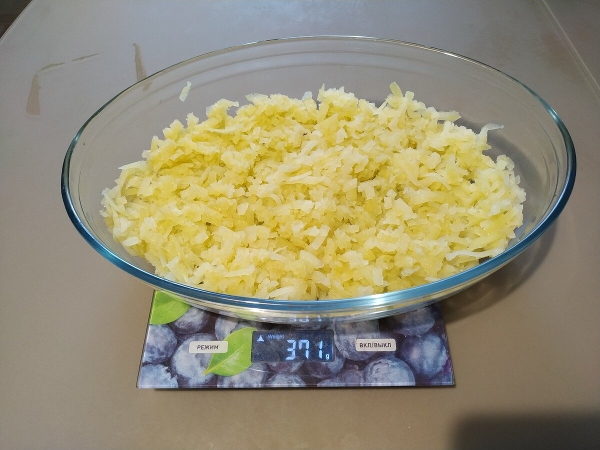 Картошку очистить и натереть на крупной терке, выложить первым слоем в тарелку для салата, смазать слой майонезом.