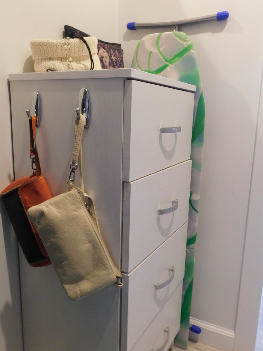 фото моих дополнительных крючков на комоде для маленьких сумочек 