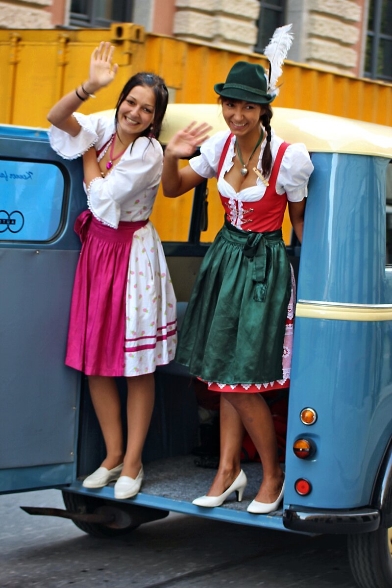 Девушки в дирндлях на Октоберфесте. wikimedia.org
