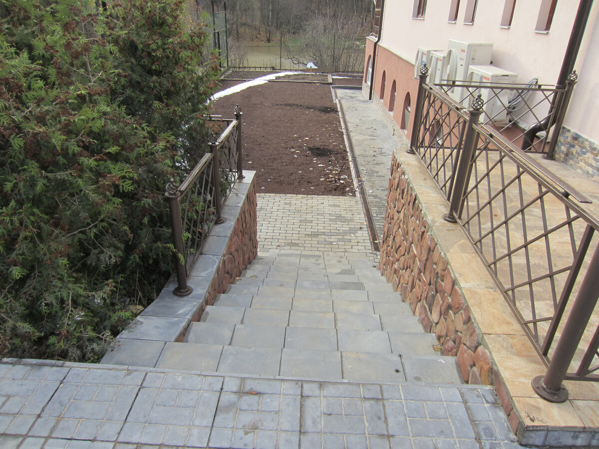 Подпорная стена из бетона, облицованная искусственным камнем