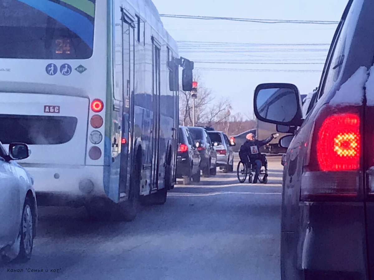 Попрошайки на проезжей части. Как вы к этому относитесь? Даете денег? Или говорите что пускай посмотрят на Запад там хуже 