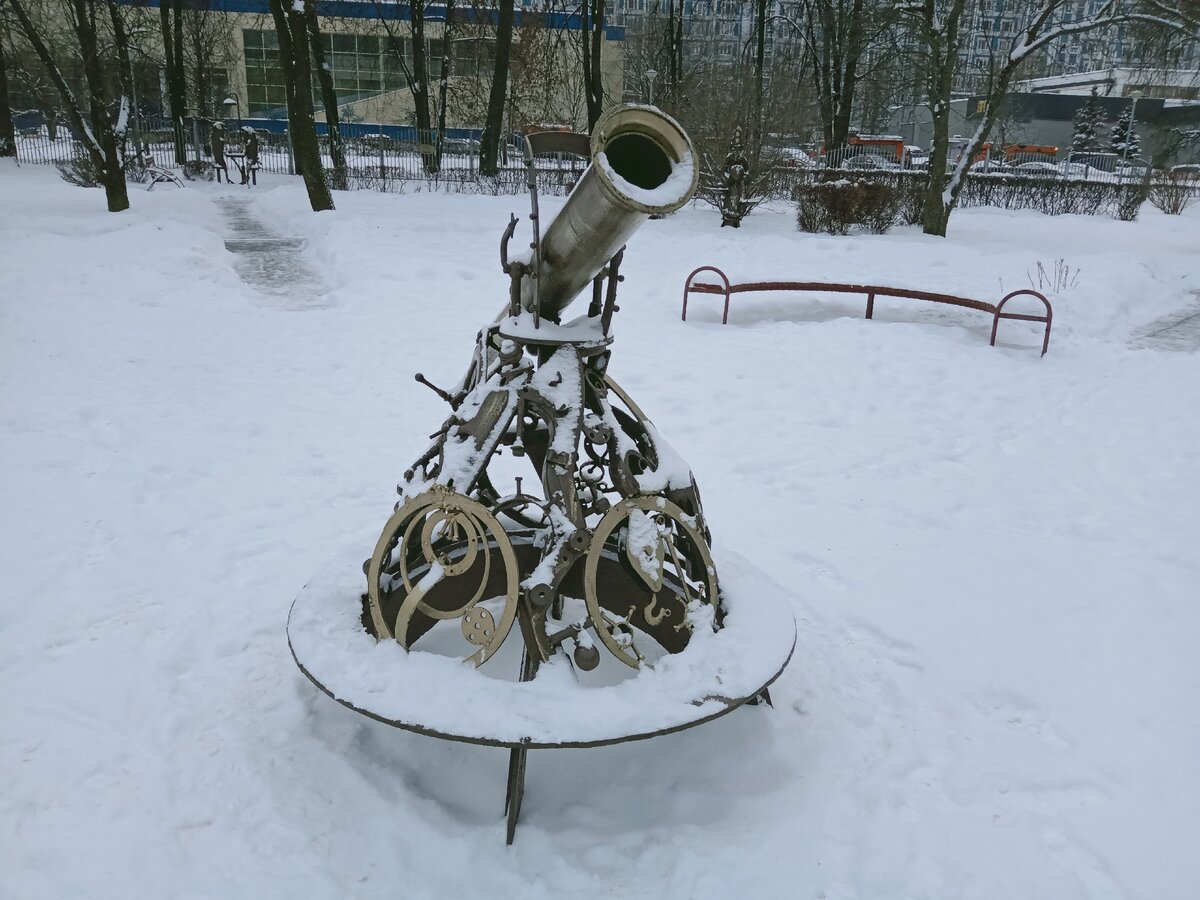 Москва. Свиблово. Сквер "Знаки зодиака". Телескоп