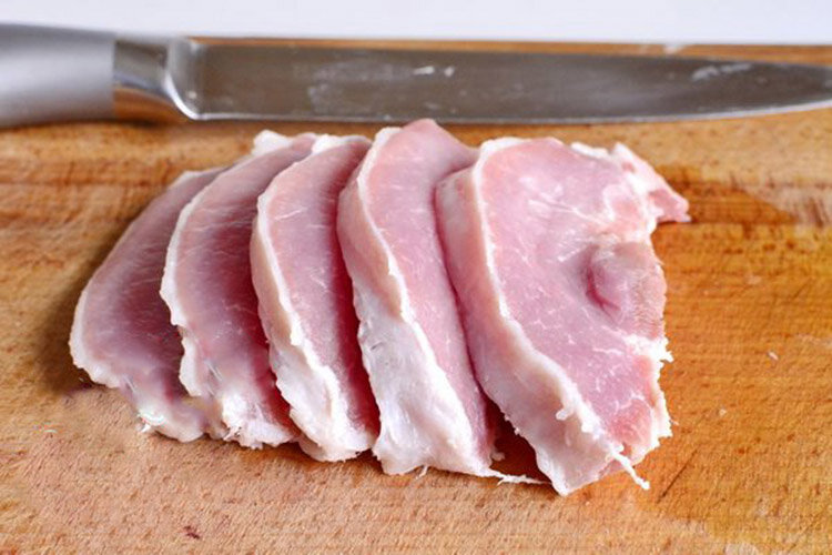 Куски мяса нарезаю по толщине примерно 1,5-2 сантиметра 