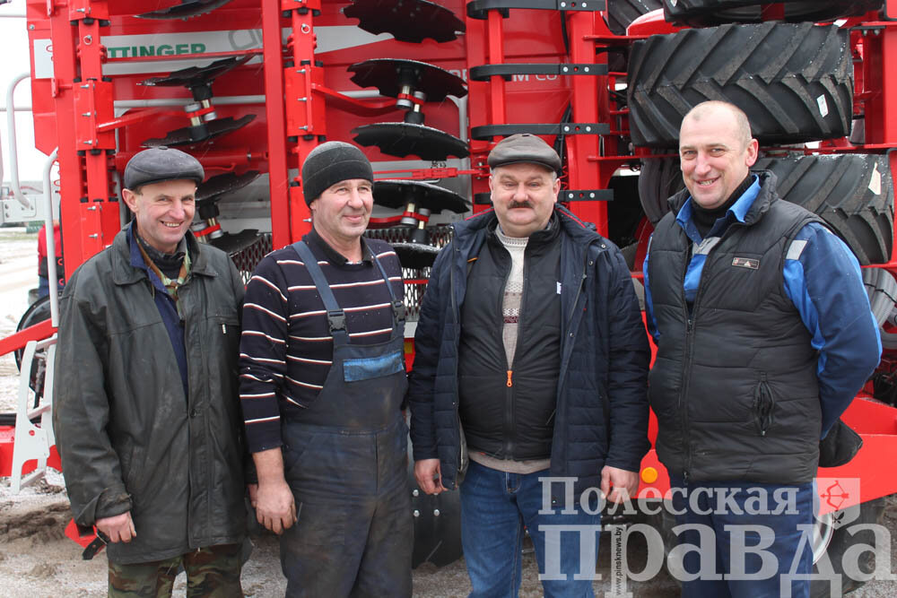 Деловой разговор на мехдворе. Второй справа: А.А. Новик.