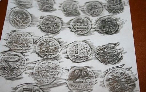 Рисовали монеты карандашом, кладя их под бумагу.